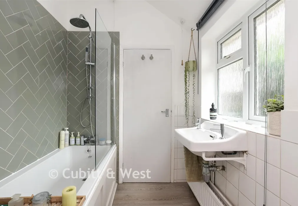 Bathroom - Albert Road, Horley, Surrey - Wards of Kent