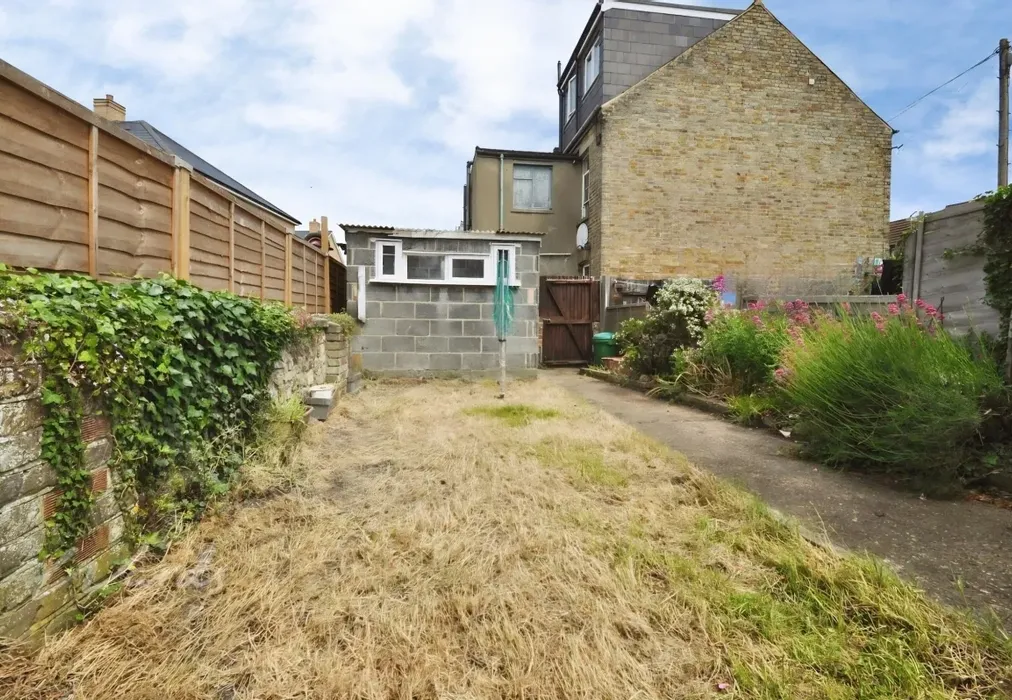 Gros 5 garden use - Grosvenor Road Ramsgate CT11 - Wards of Kent