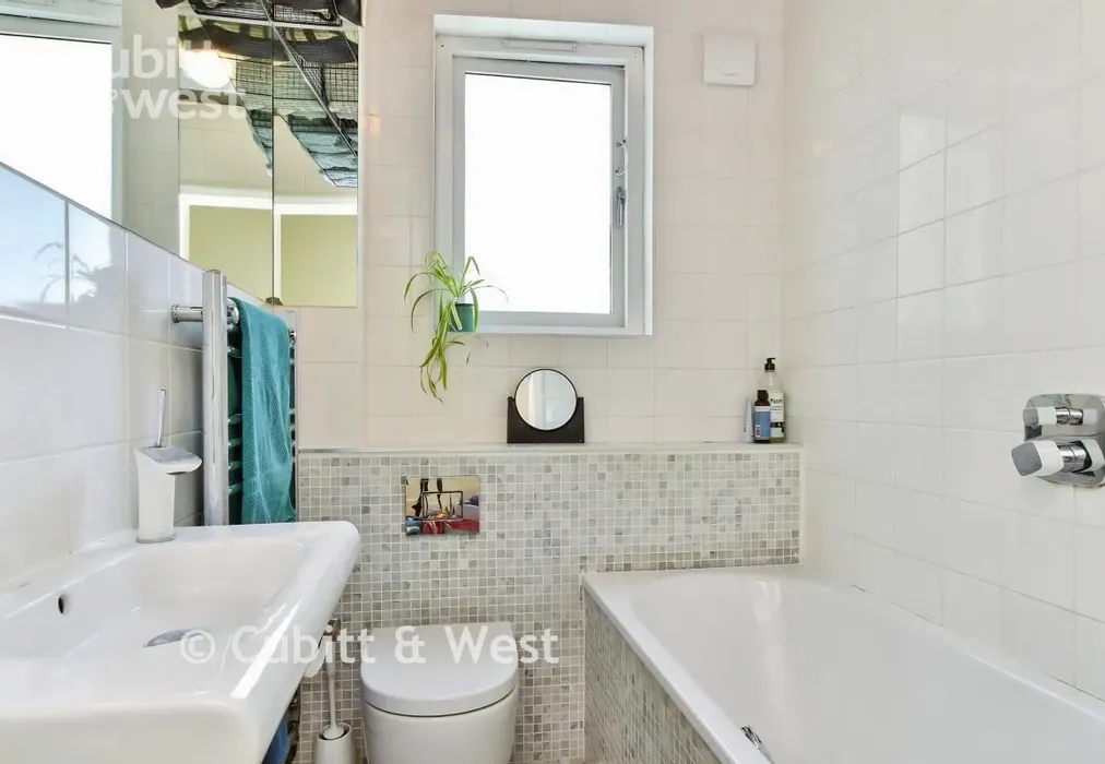 Bathroom - Osborne Road, Brighton, BN1 - Wards of Kent