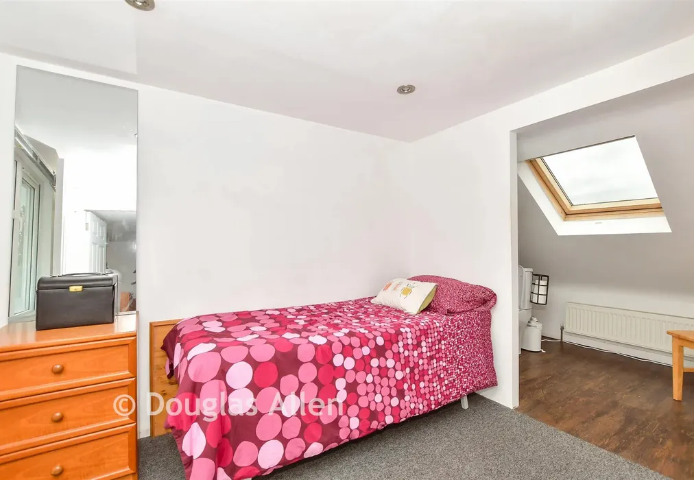 Bedroom 3 - Eastley, Basildon, Essex - Wards of Kent