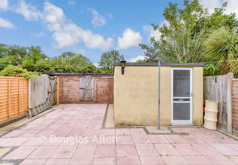 Workshop/Outbuildings - Eastley, Basildon, Essex - Wards of Kent