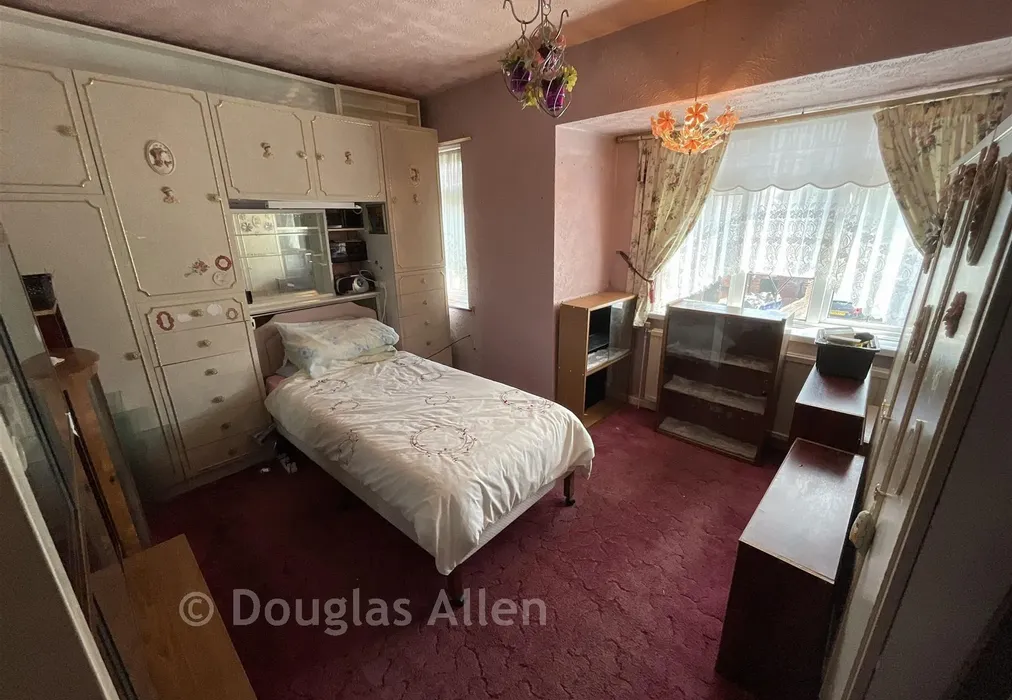 Bedroom - Finchingfield Avenue, Woodford Green, Essex - Wards of Kent