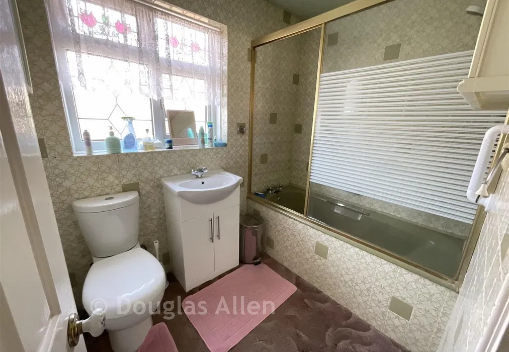 Bathroom - Finchingfield Avenue, Woodford Green, Essex - Wards of Kent