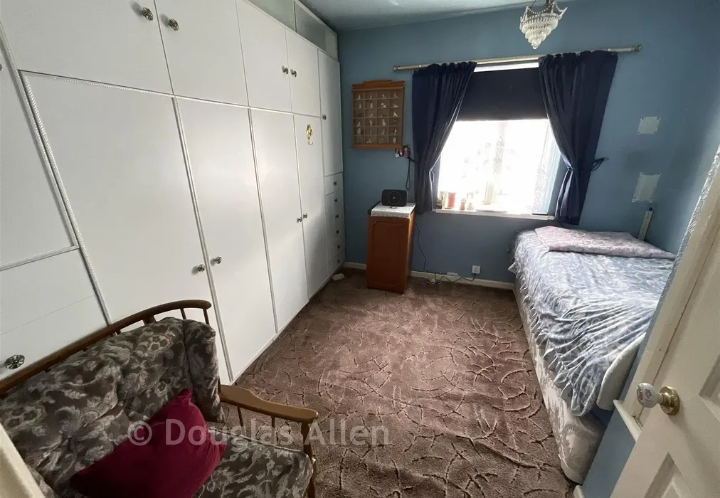 Bedroom - Finchingfield Avenue, Woodford Green, Essex - Wards of Kent