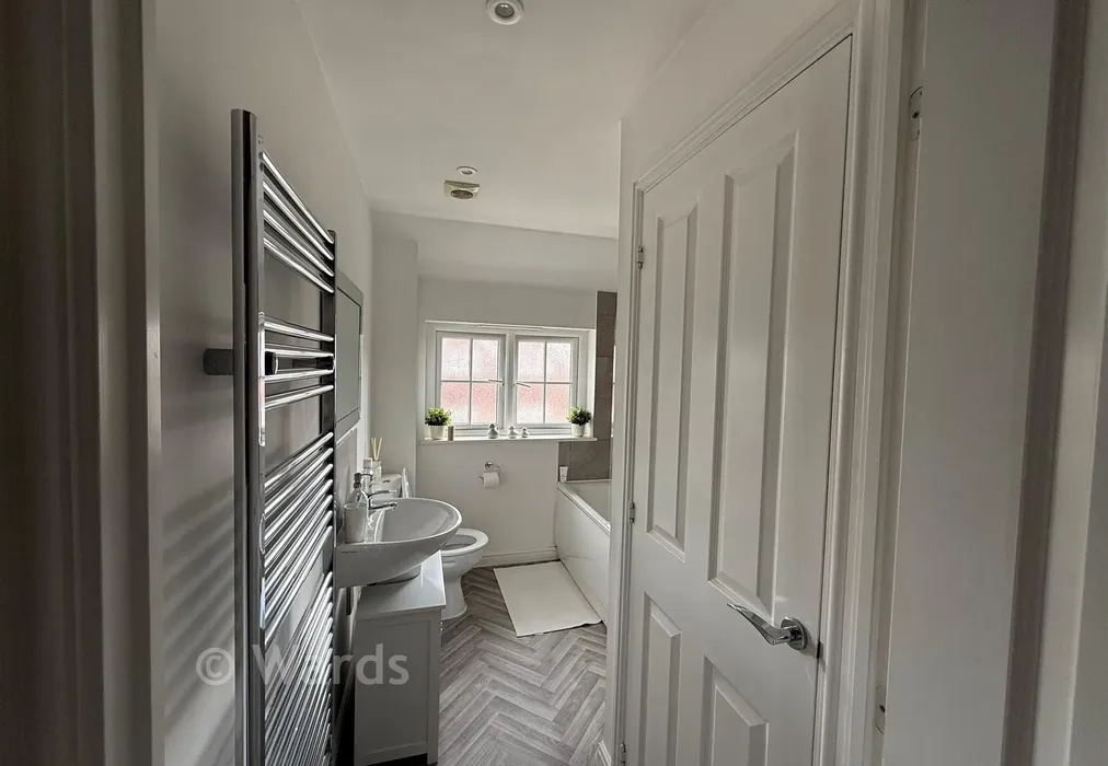 Bathroom Entry - Packham Drive, Tonbridge, Kent - Wards of Kent