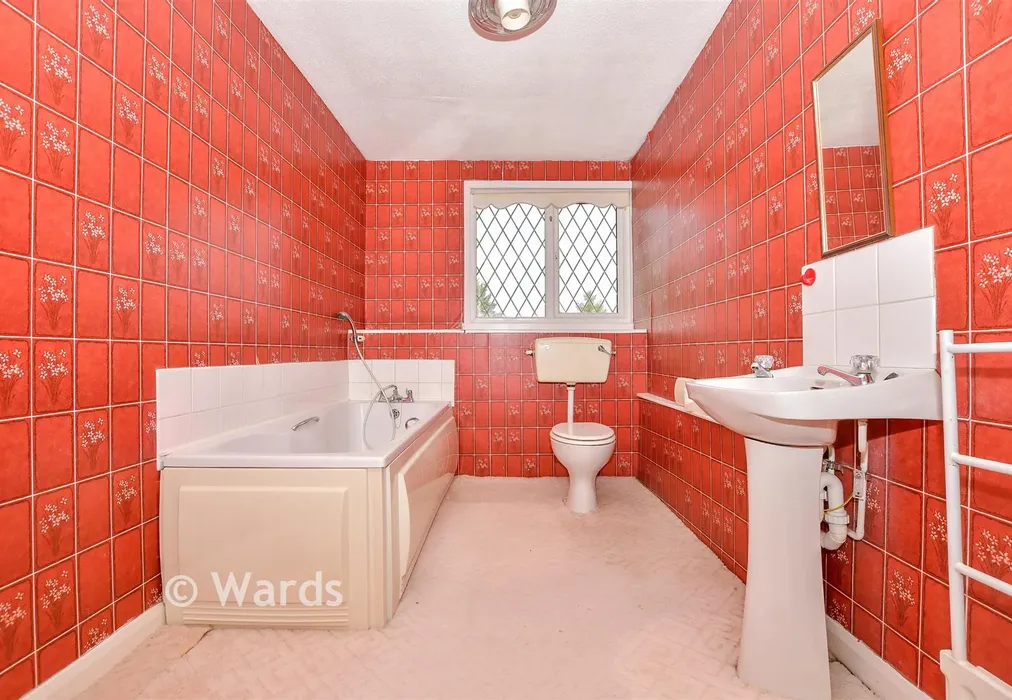 Bathroom - Loose Road, Maidstone, Kent - Wards of Kent