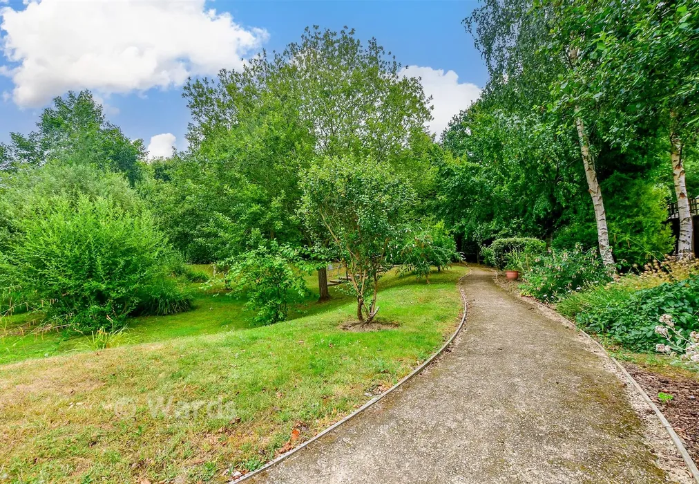 Communal Gardens - Hoxton Close, Ashford, Kent - Wards of Kent