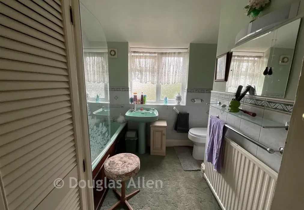 Bathroom - High Street South, London - Wards of Kent