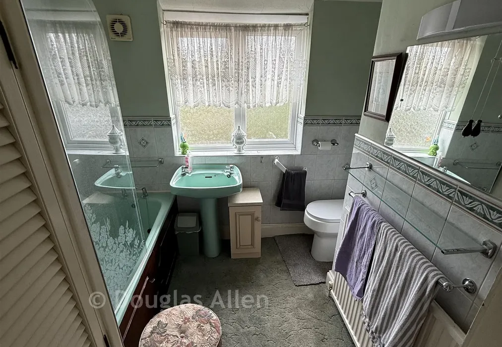 Bathroom C - High Street South, London - Wards of Kent