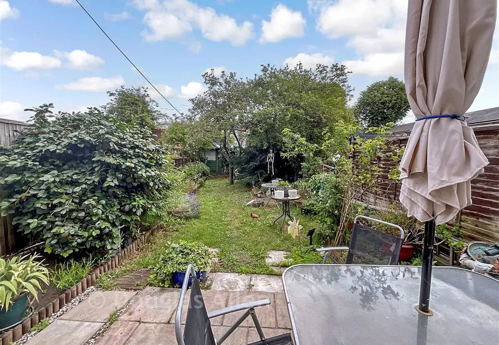 Rear Garden - High Street South, London - Wards of Kent