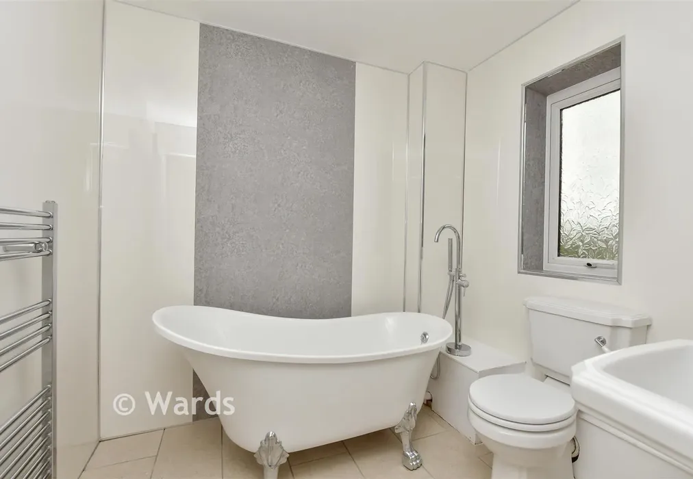Bathroom - Alder Close, Sheerness, Kent - Wards of Kent