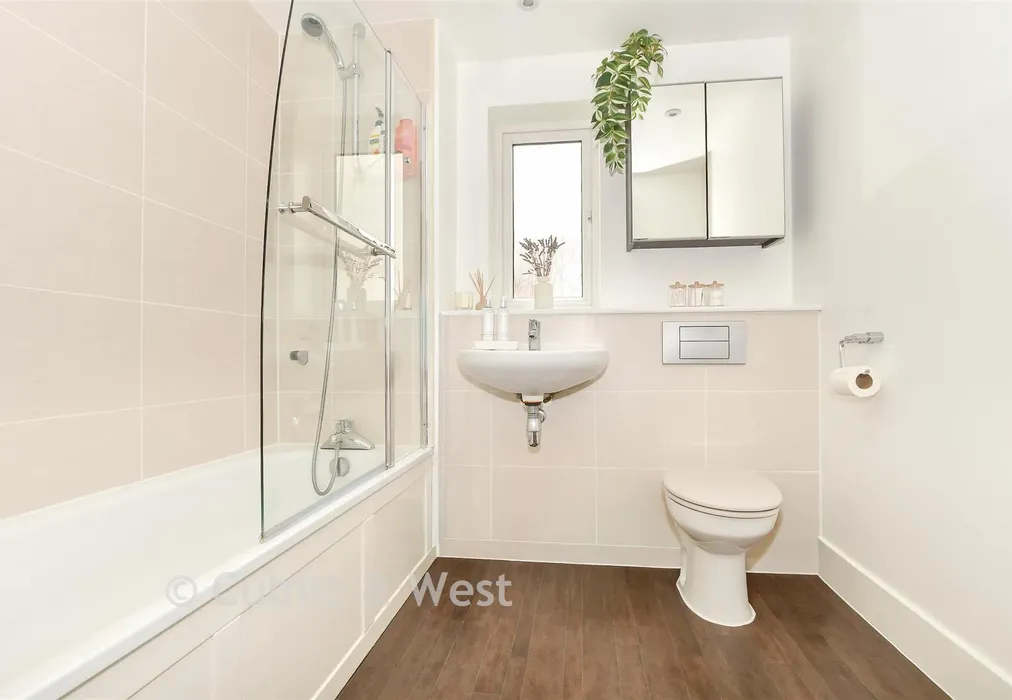 Bathroom - Lexington Drive, Haywards Heath, West Sussex - Wards of Kent