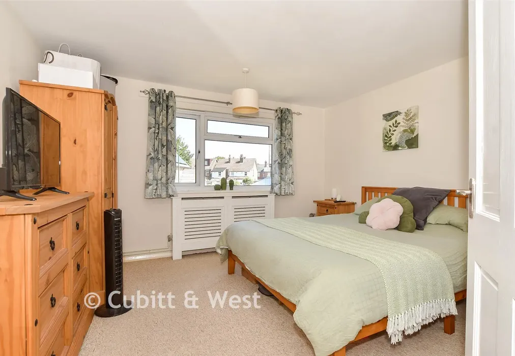 Bedroom 1 - Hardy Close, Horsham, West Sussex - Wards of Kent