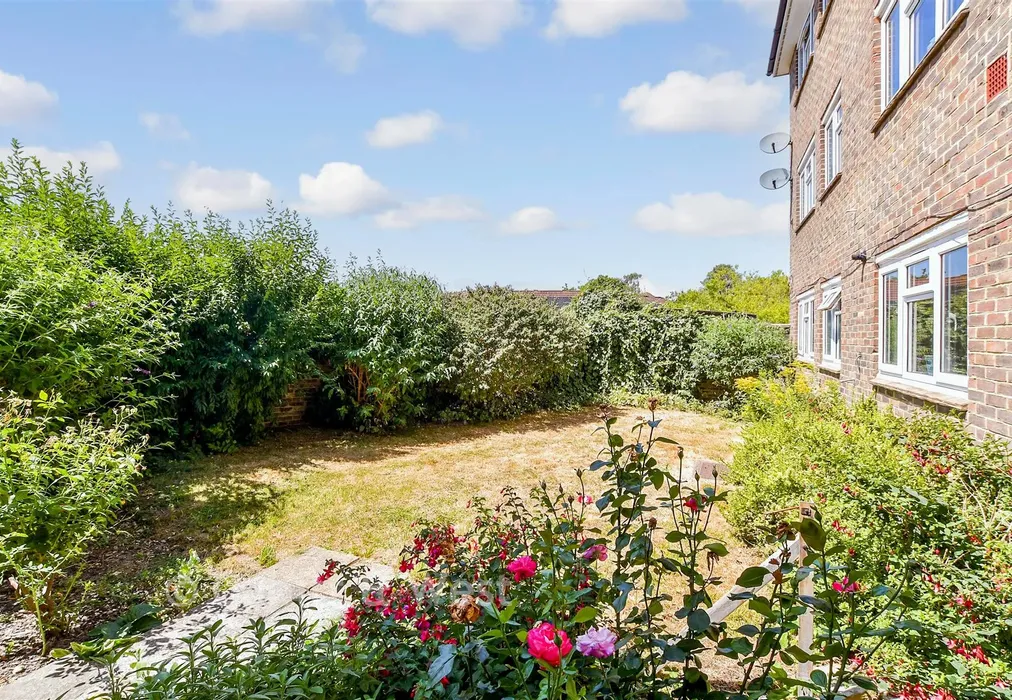 Communal Gardens - Hardy Close, Horsham, West Sussex - Wards of Kent