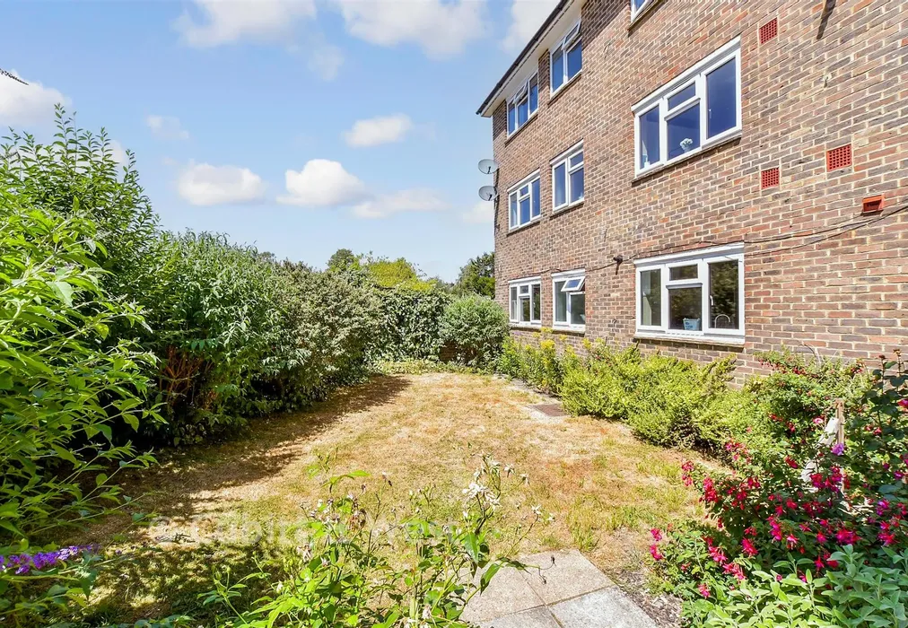 Communal Gardens - Hardy Close, Horsham, West Sussex - Wards of Kent