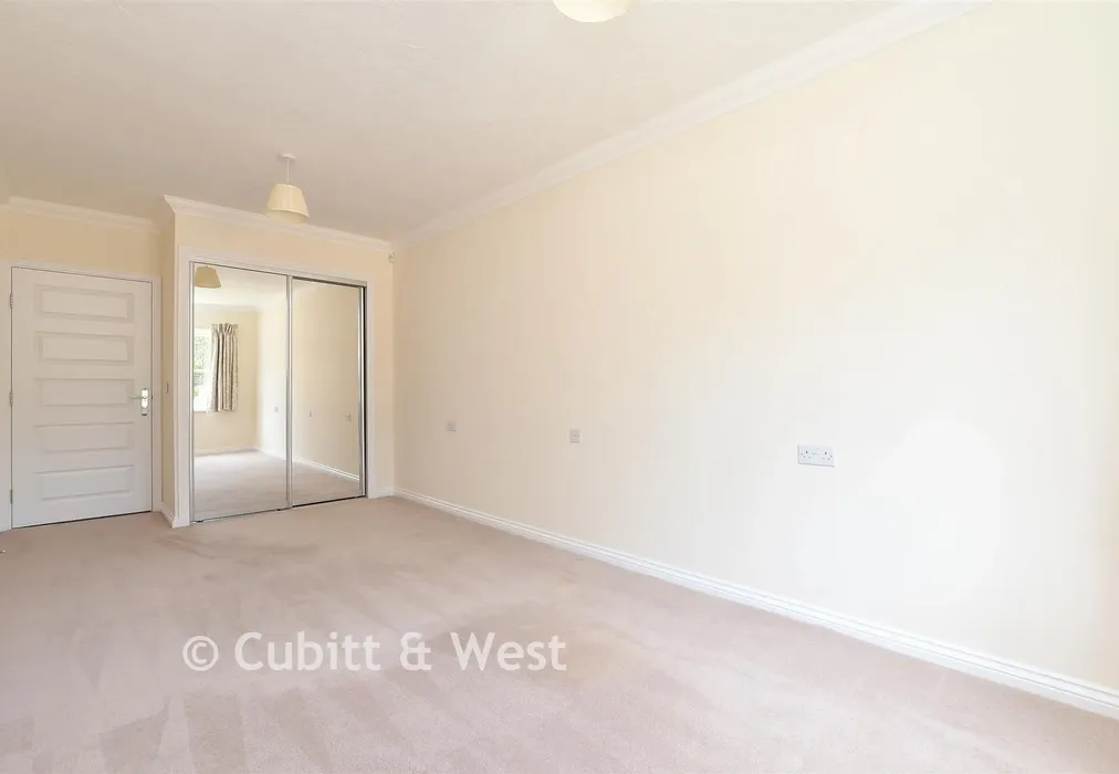 Bedroom 1 - Greenacres Lodge, Warlingham, Surrey - Wards of Kent