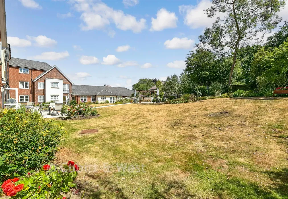 Communal Gardens - Greenacres Lodge, Warlingham, Surrey - Wards of Kent