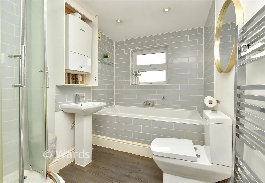 Bathroom - Skinner Street, Gillingham, Kent - Wards of Kent