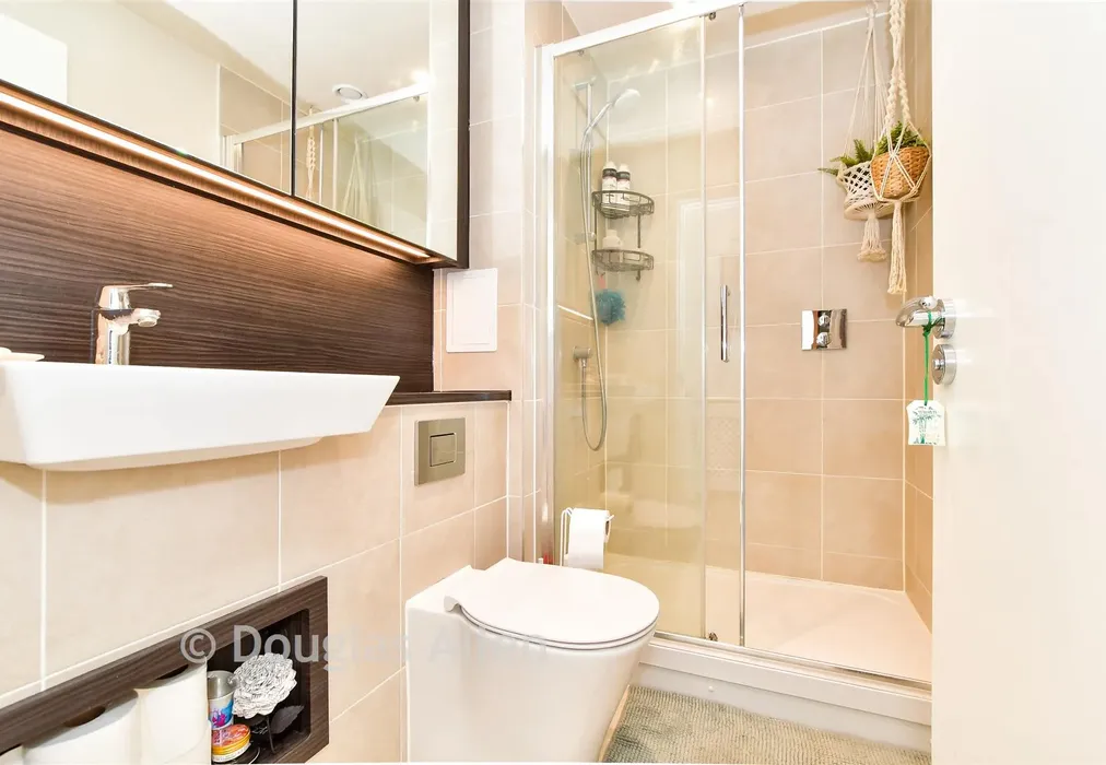 En-Suite - Forest Road, Walthamstow - Wards of Kent