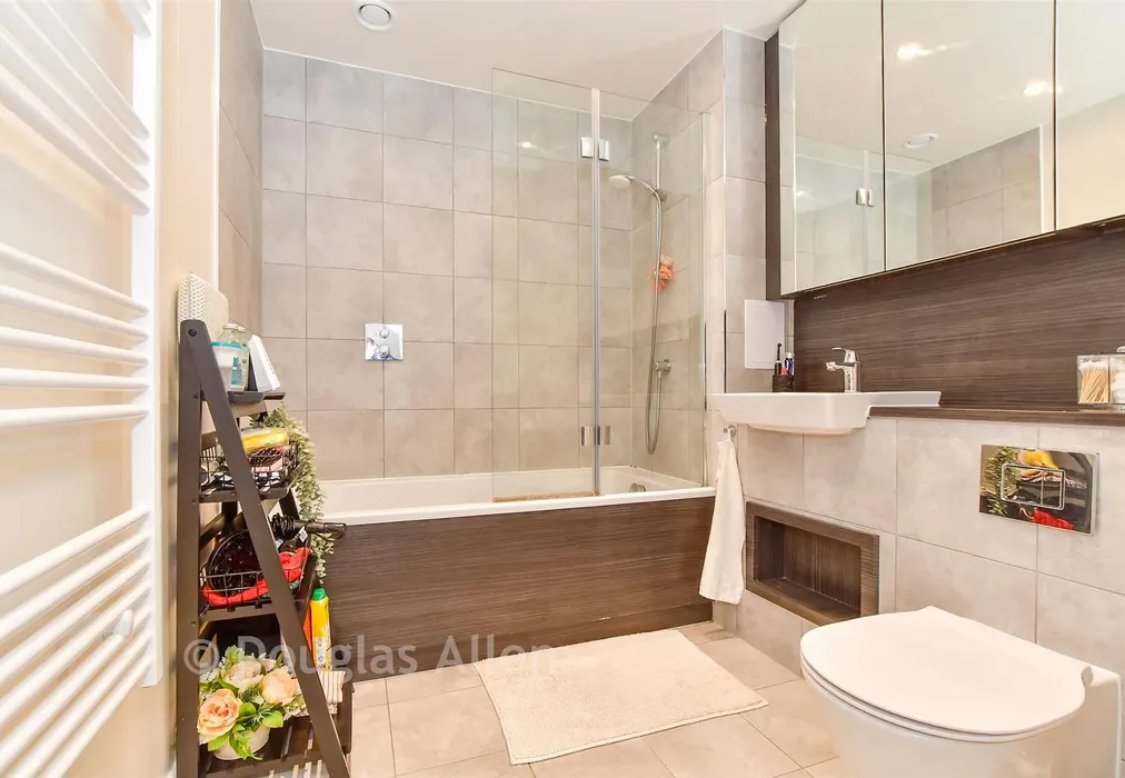 Bathroom - Forest Road, Walthamstow - Wards of Kent