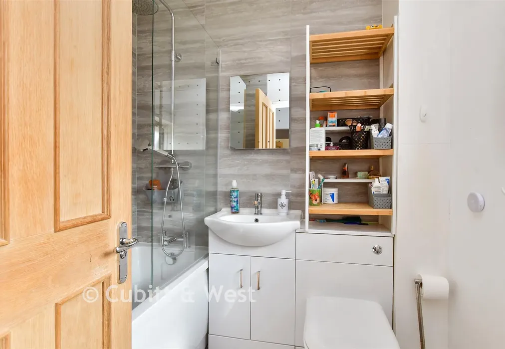 Bathroom - Rustington Road, Brighton, East Sussex - Wards of Kent