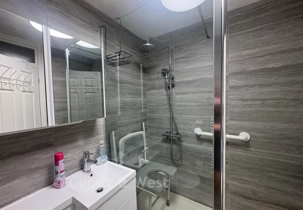 Bathroom - Warblington Street, Portsmouth, Hampshire - Wards of Kent