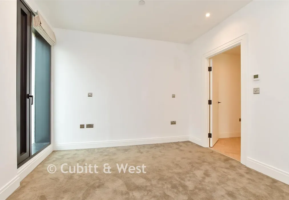 Bedroom - Gloucester Place, Brighton, East Sussex - Wards of Kent