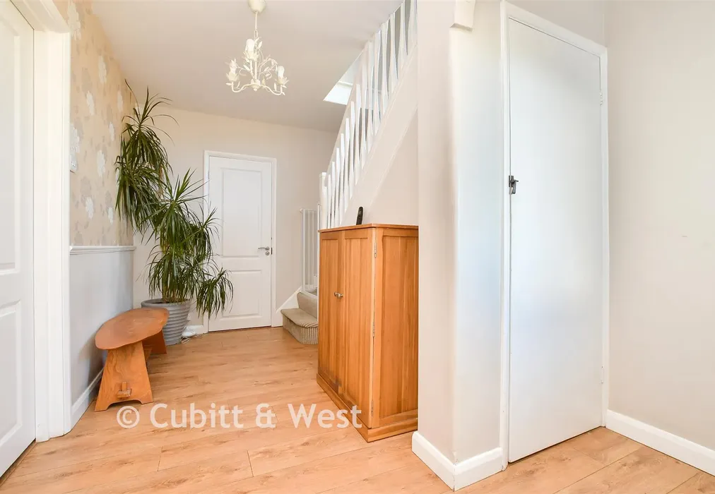 Entrance Hall - Downs Way Close, Tadworth, Surrey - Wards of Kent