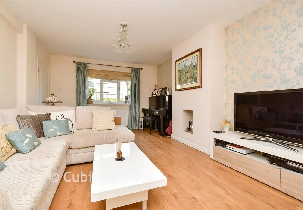 Lounge - Downs Way Close, Tadworth, Surrey - Wards of Kent
