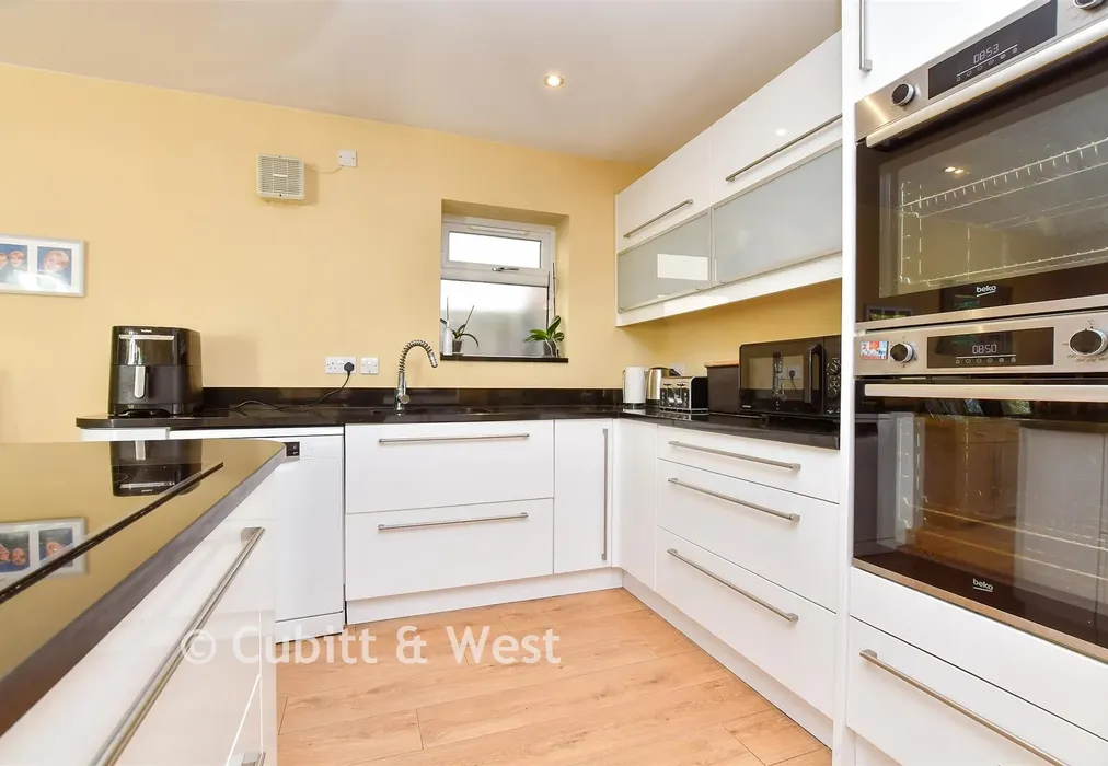 Kitchen - Downs Way Close, Tadworth, Surrey - Wards of Kent
