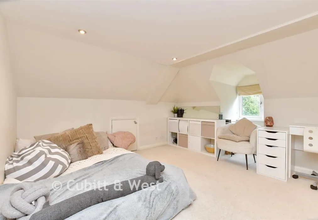 Bedroom 1 - Downs Way Close, Tadworth, Surrey - Wards of Kent
