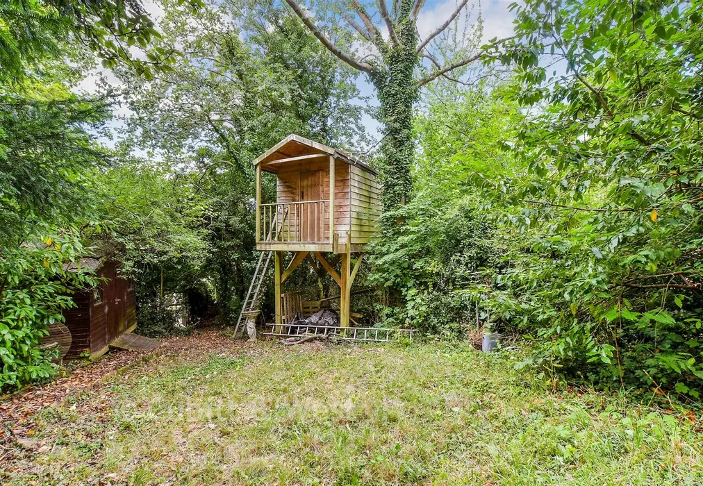 External Feature - Downs Way Close, Tadworth, Surrey - Wards of Kent