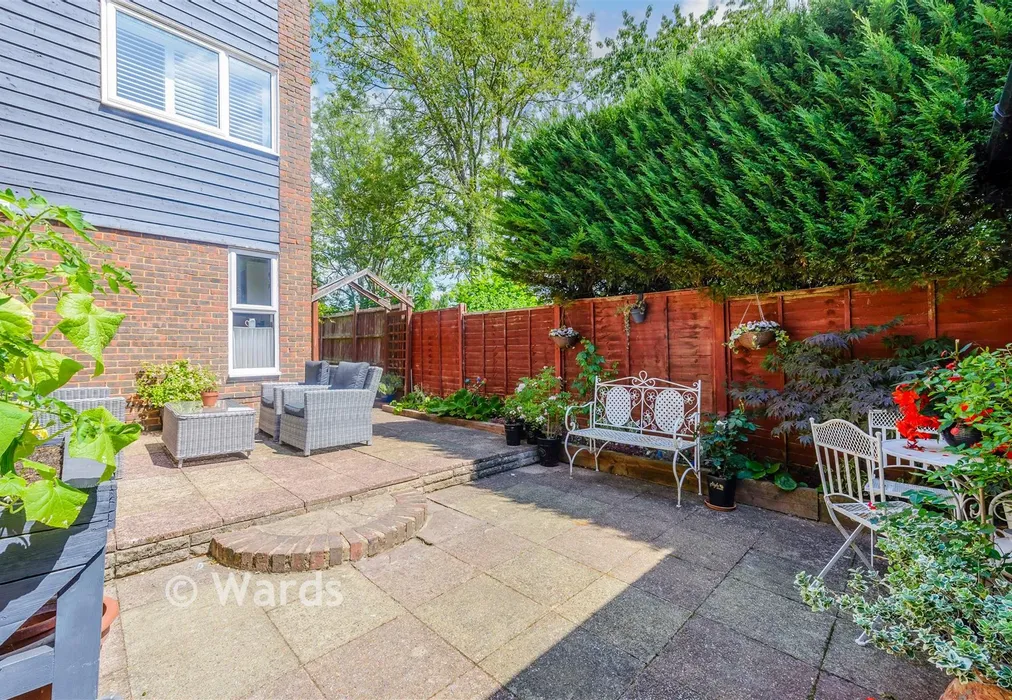 Side Garden - Redhill Wood, New Ash Green, Kent - Wards of Kent