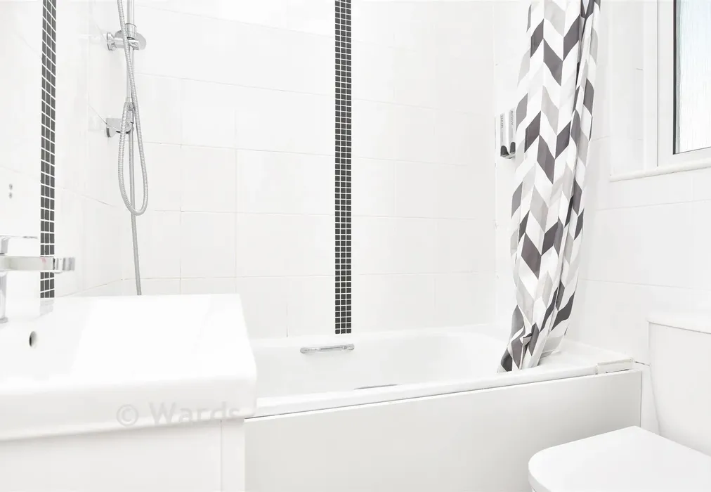 Bathroom - Solomon Road, Rainham, Gillingham, Kent - Wards of Kent