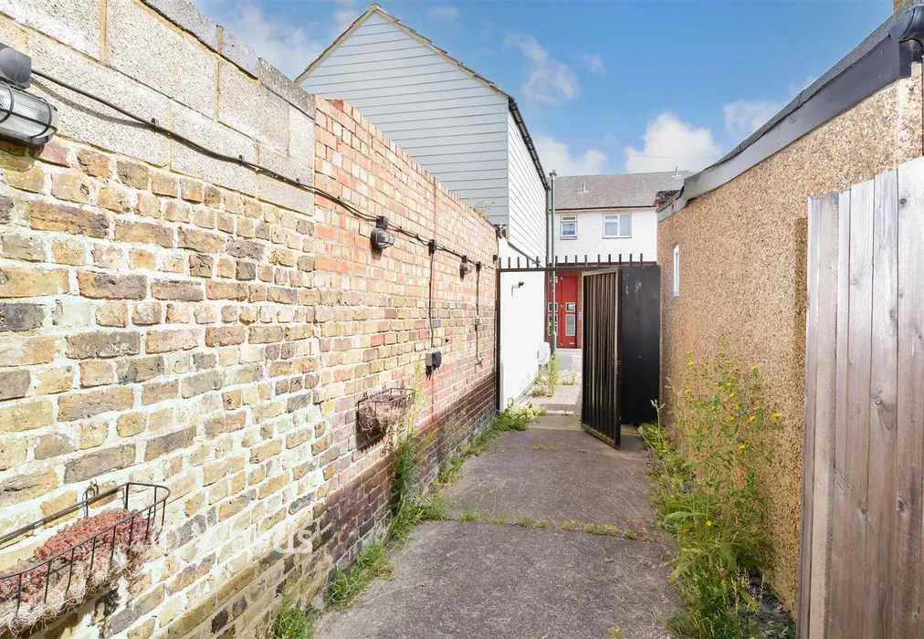 Courtyard Garden - Solomon Road, Rainham, Gillingham, Kent - Wards of Kent