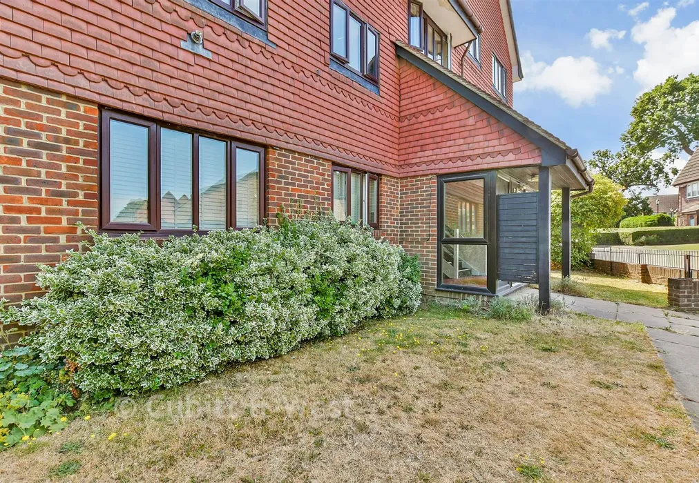 Communal Gardens - Marigold Way, Shirley Oaks Village, Croydon, Surrey - Wards of Kent