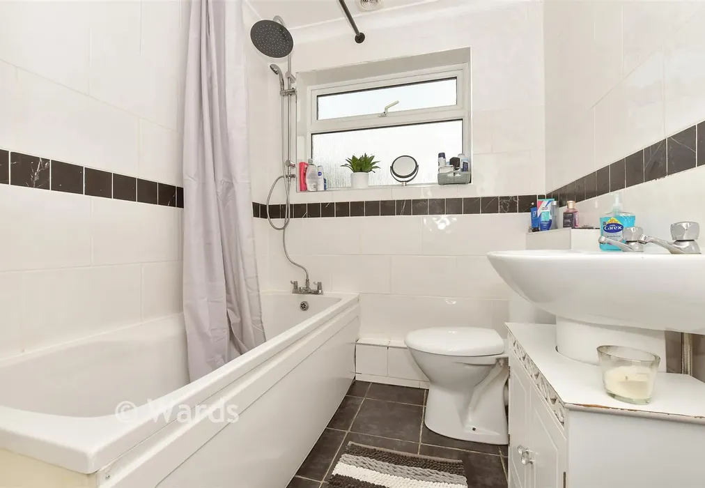 Bathroom - Douglas Road, Deal, Kent - Wards of Kent