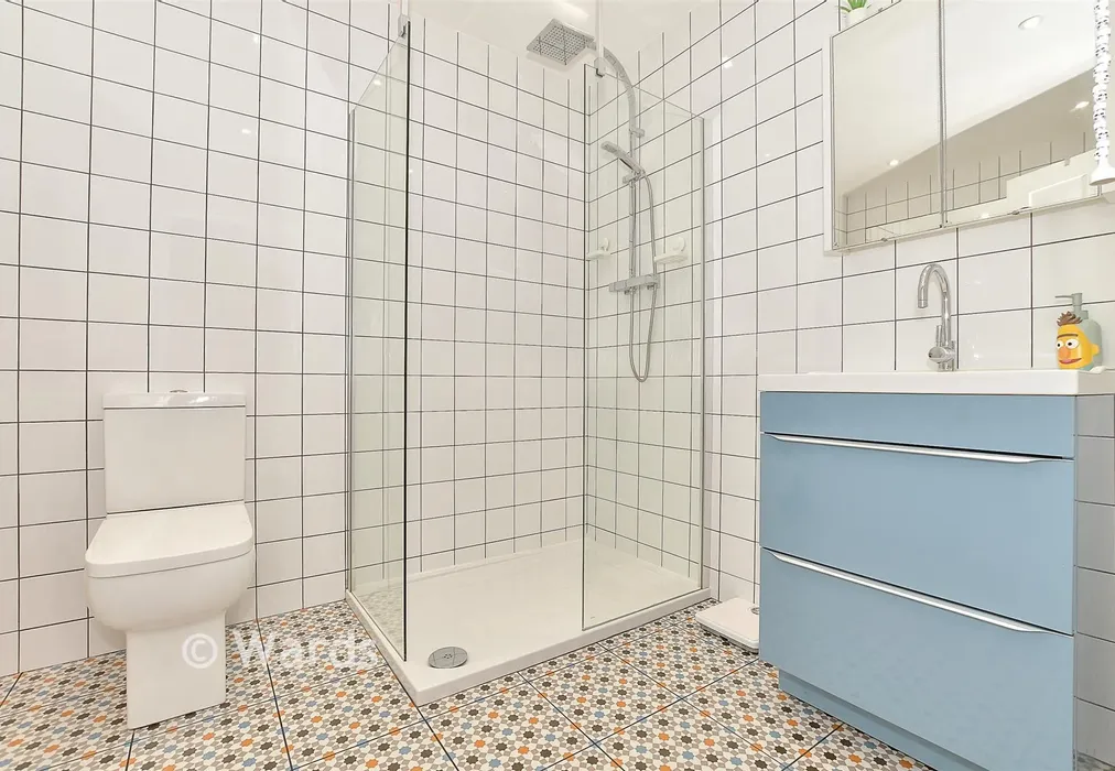 Bathroom - Leonard Road, Greatstone, New Romney, Kent - Wards of Kent