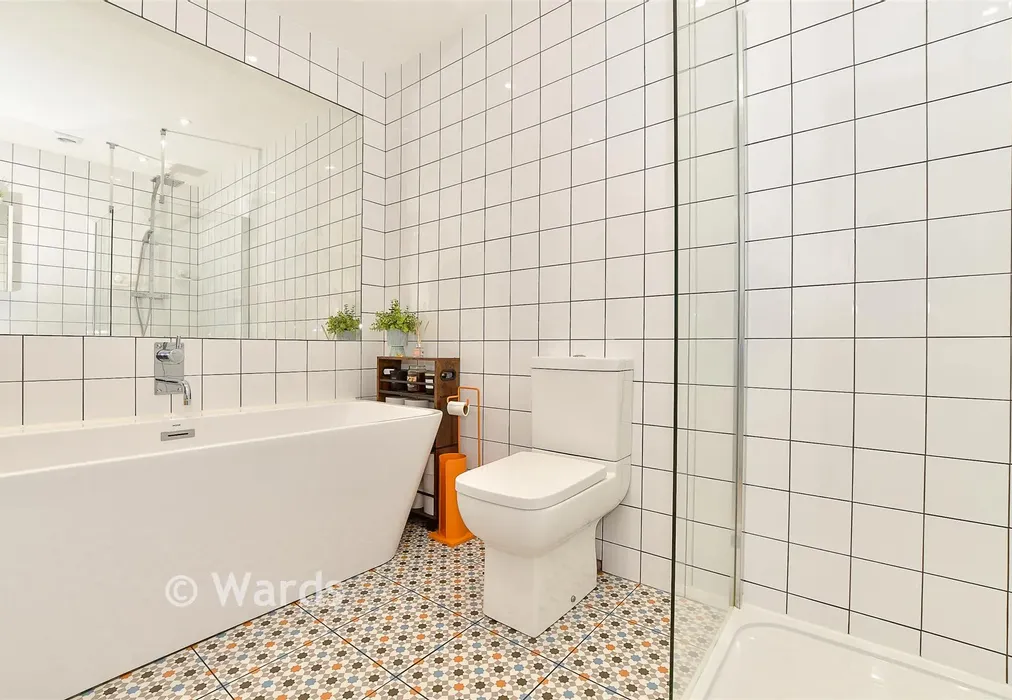 Bathroom - Leonard Road, Greatstone, New Romney, Kent - Wards of Kent