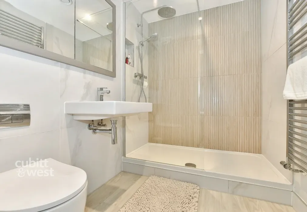 Bathroom - Cordingley Drive, Crawley, RH11 - Wards of Kent