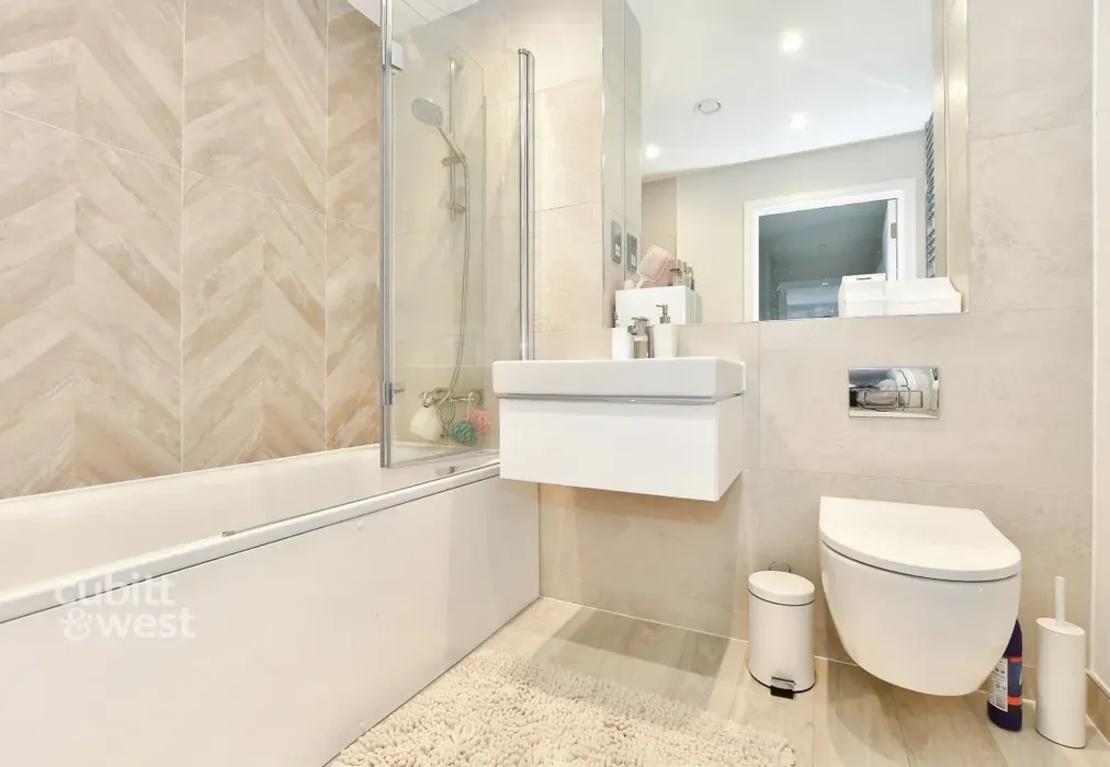 Ensuite - Cordingley Drive, Crawley, RH11 - Wards of Kent
