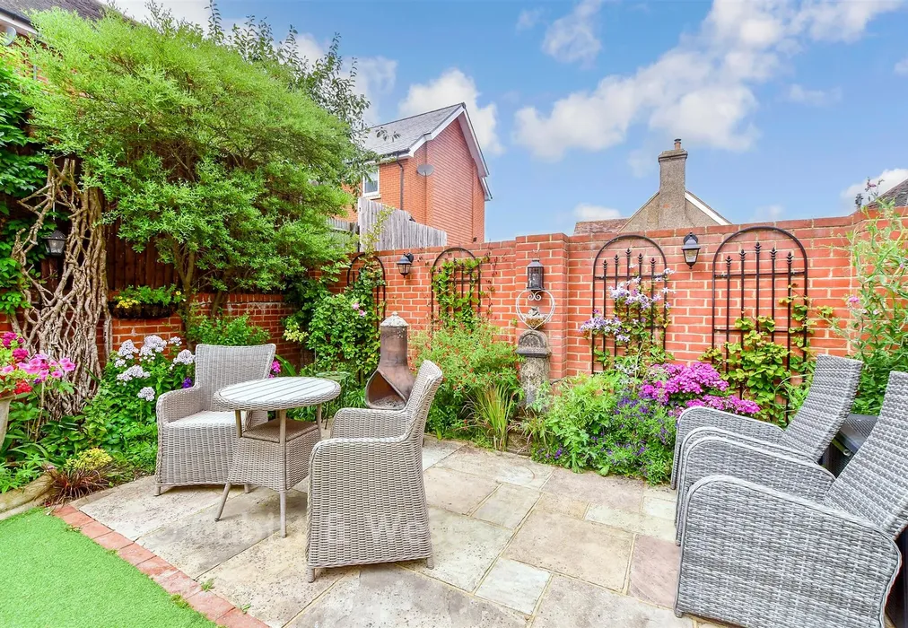 External Lifestyle Photograph - London Road, Horndean, Waterlooville, Hampshire - Wards of Kent