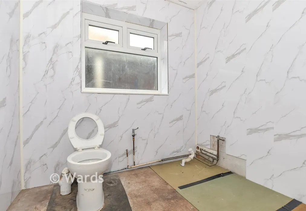Bathroom - Prior Road, Greatstone, Kent - Wards of Kent
