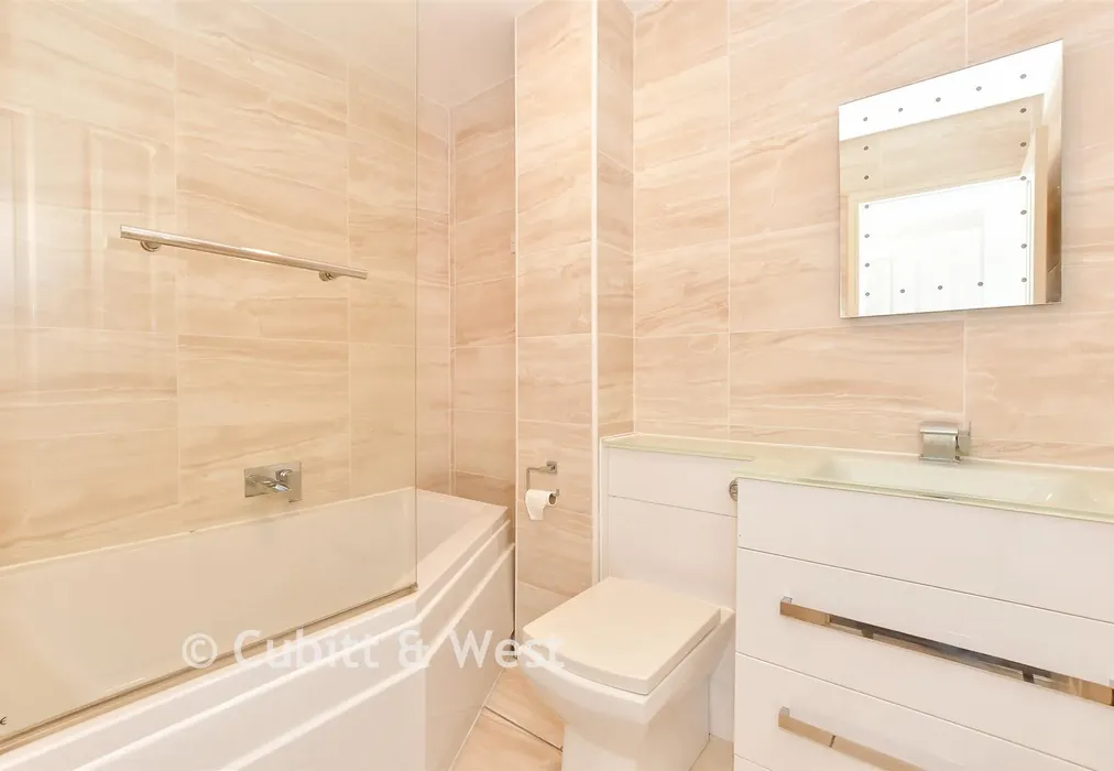 En-Suite Bathroom - Gisors Road, Southsea, Hampshire - Wards of Kent