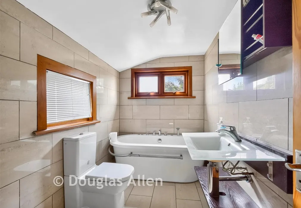 Bathroom - Wellesley Road, Ilford, Essex - Wards of Kent