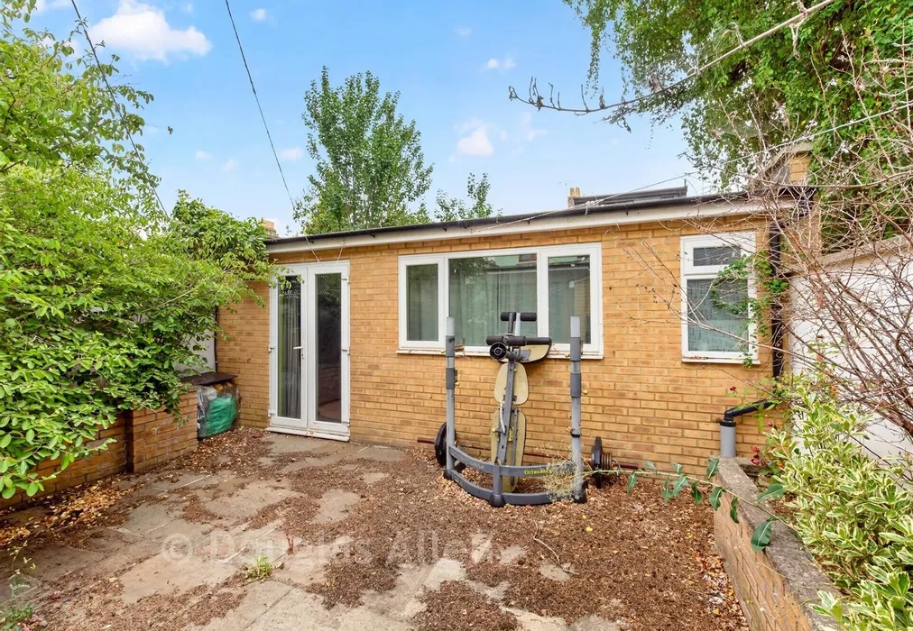 Outbuilding - Wellesley Road, Ilford, Essex - Wards of Kent