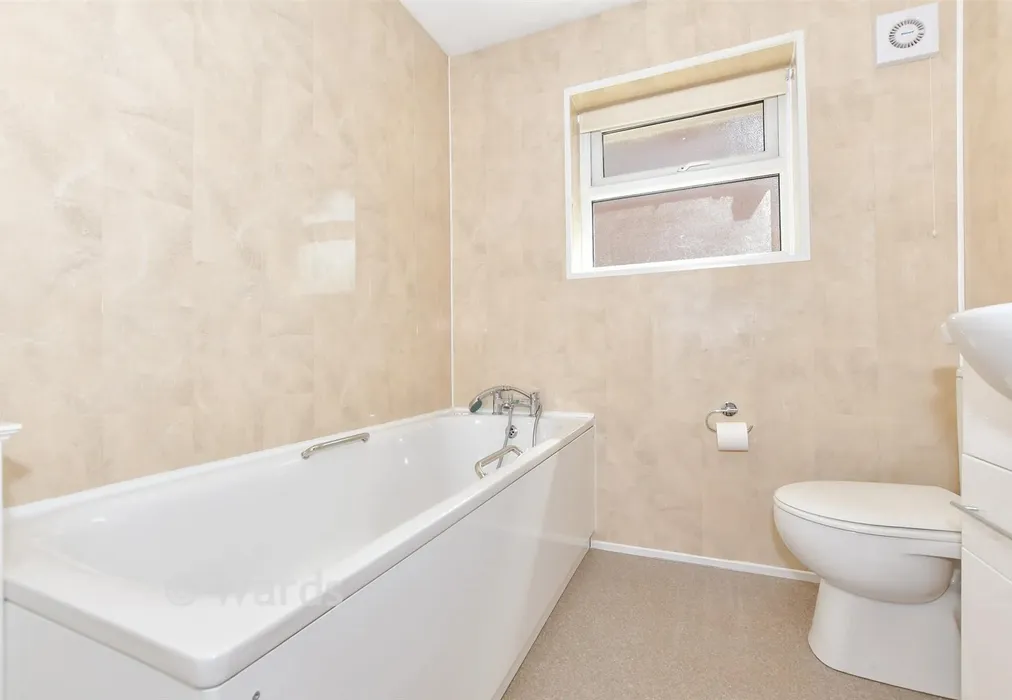 Bathroom - Earlsfield Road, Hythe, Kent - Wards of Kent