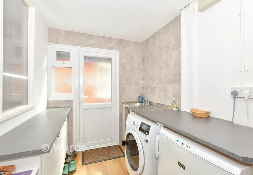 Utility Room - Earlsfield Road, Hythe, Kent - Wards of Kent