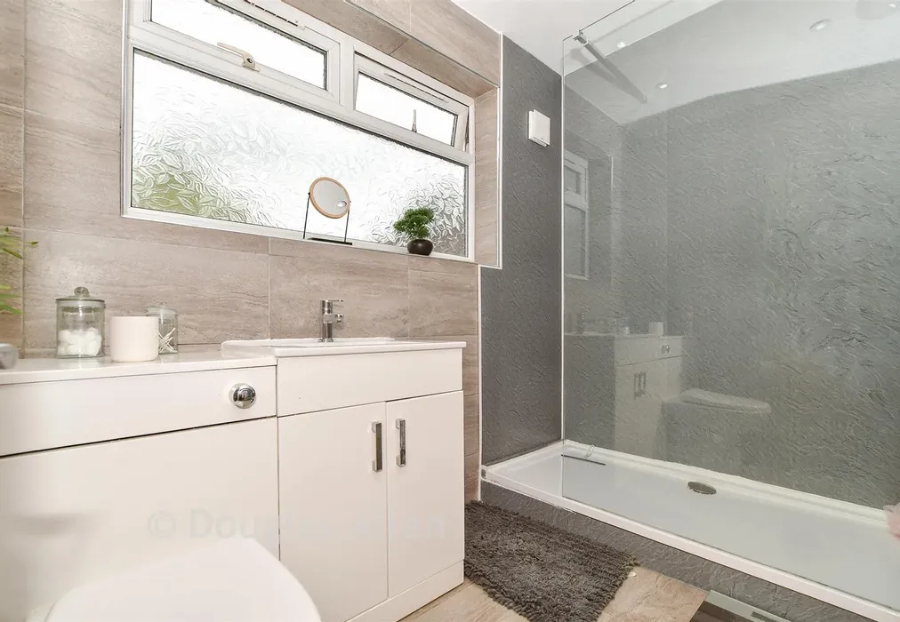 Shower Room - Riverview, Basildon, Essex - Wards of Kent