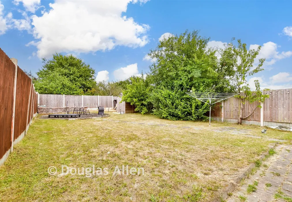 Rear Garden - Riverview, Basildon, Essex - Wards of Kent
